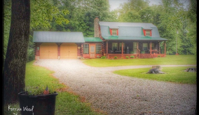 Sonshine Cabin is your own private park. With wildlife or a hike to the creek.