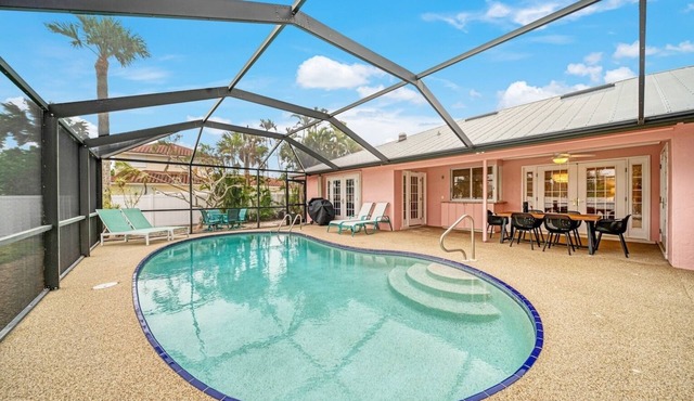 Sooner Beach Escape: Cute Pool Home in East Rocks