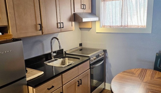 Soothing 1-bedroom waterfront studio with AC in charming Howey-in-the-Hills