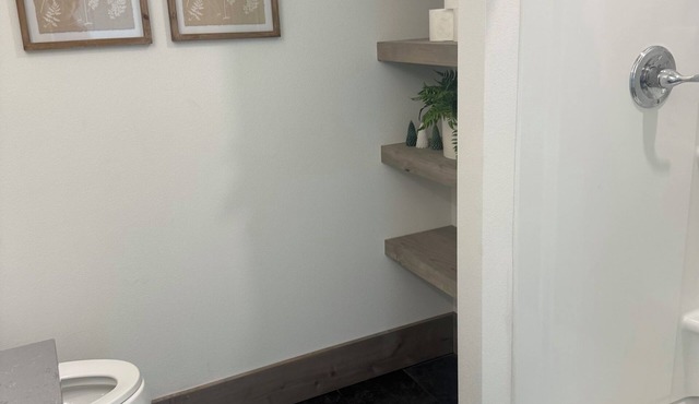 Soothing 1-bedroom apartment with AC in charming Woodland