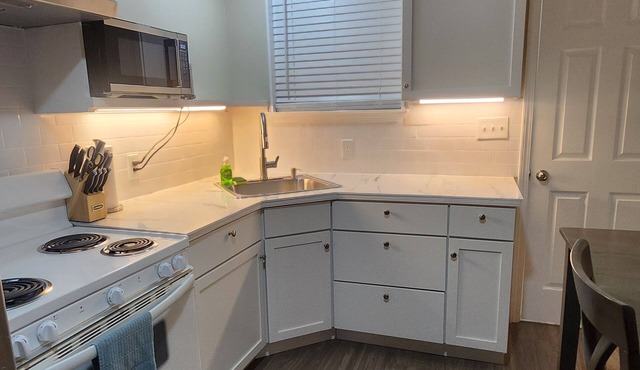 Soothing 1-bedroom apartment with AC in vibrant Austin No Pet Fee
