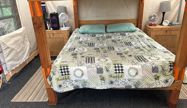 Soothing 1-bedroom cabin in Unadilla over looking the valley.