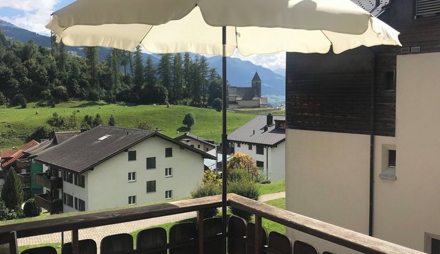 Soothing 2 1/2 room apartment in Falera with stunning mountain views.