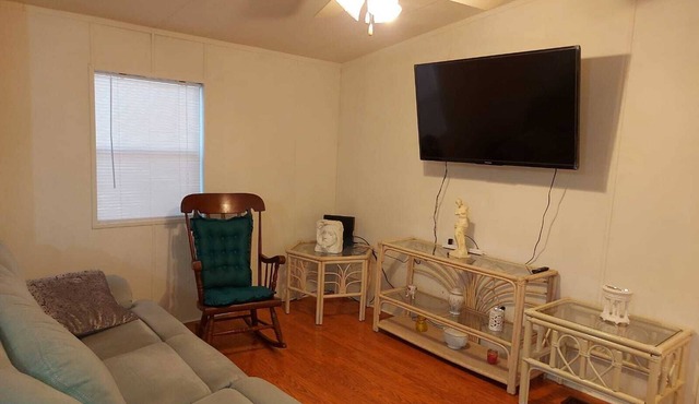 Soothing 2-Bedroom Cottage with AC in Charming Belleview Near the Village &Ocala