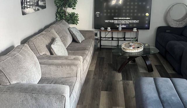 Soothing 2-bedroom house with AC in charming 3 mins from Dearborn Hts