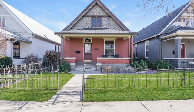 Soothing 3-bedroom building with AC in vibrant Denver