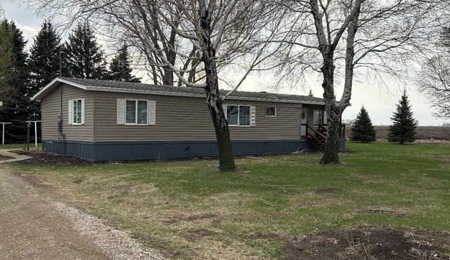 Soothing 3-bedroom farmhouse with AC on 2 acres just outside of Sergeant Bluff