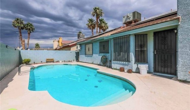 Soothing 3-bedroom house with AC and POOL in vibrant Las Vegas