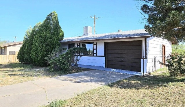 Soothing 3-bedroom house in charming mature neighborhood in Benson