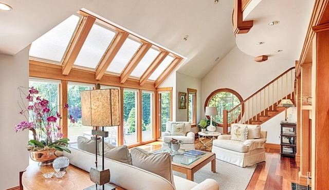 Soothing 4-bedroom house with a built full yard andAC in charming Tisbury