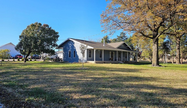 Soothing 6-bedroom house with AC in charming Moundridge