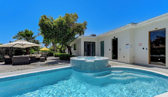 Soothing 6-bedroom house with Heated Pool and Spa in vibrant Las Vegas