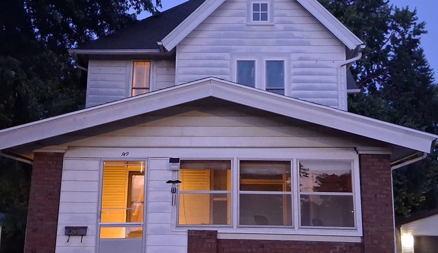 Soothing apartment with AC in charming Galesburg