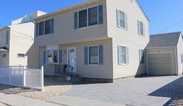 Soothing, Beach Block, 5-bedroom house with AC in Silver Beach, Lavallette