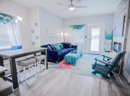 Soothing Blues in Peaceful 2BR 1BA Cottage