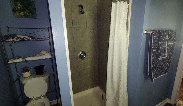 Soothing cabin with AC and a hot tub in charming Conover