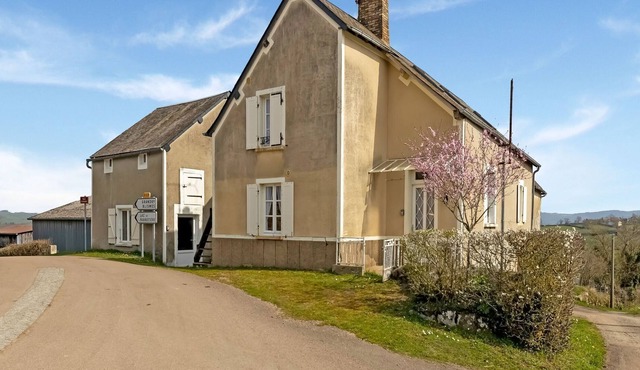 Soothing Holiday Home in Dun-sur-Grandry with Terrace