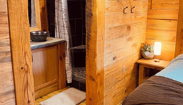 Soothing LOG CABIN in charming Eureka Springs