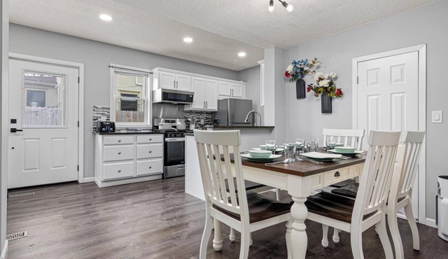 Soothing Modernized 3-bedroom house in Saint Paul 4k TV w bubble hockey!