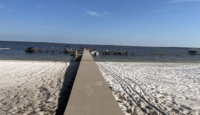 Soothing spring fed lakefront cottage with AC in charming Ocklawaha