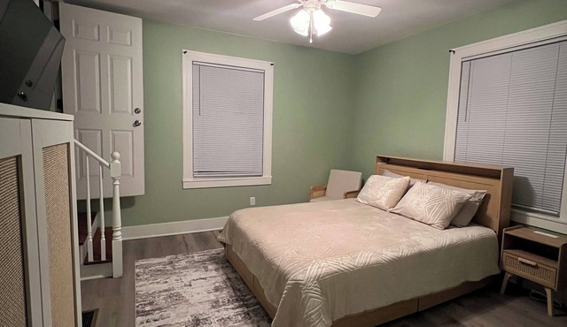 Soothing studio with AC/Heat in charming Hammond