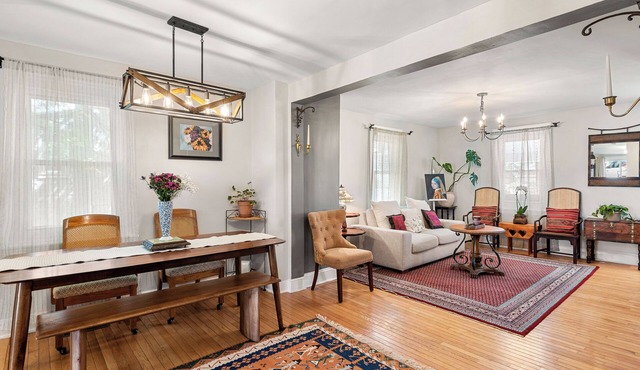 Sophia's Garden Chalet-Quality/4BR/2B/3Car-P/HVAC/WIFI/WalkZ/College/Kid/UP to 8