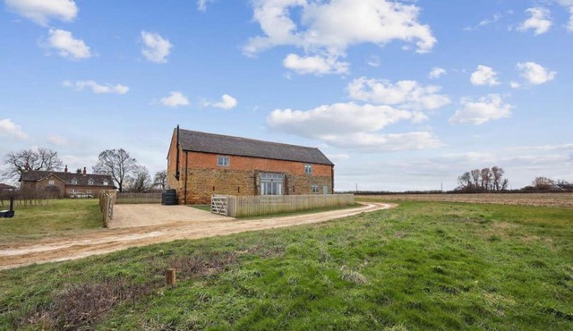 Sophie's Barn - Hot Tub Packages Available