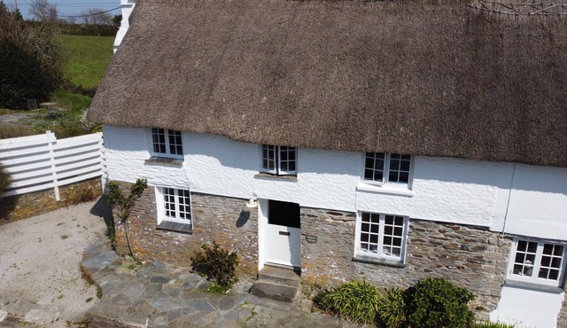 Sophie's Cottage - a cottage that sleeps 4 guests in 2 bedrooms