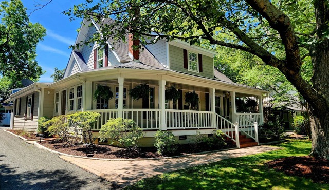 Sophie’s Vintage Cottage - Next to Matthews House & Walkable to Downtown Cary