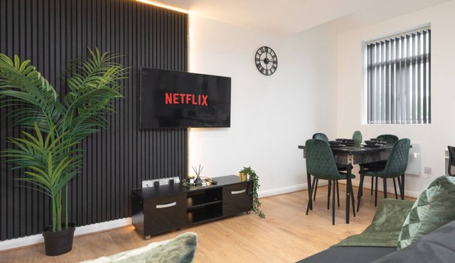 Sophisticated & Stylish Flat nr Airport - Sleeps 9