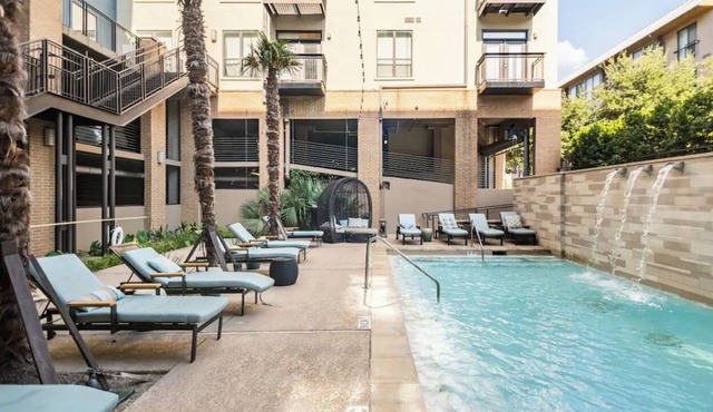Sophisticated 1,100 sq. ft. apt in Plano near to Shops at Legacy.