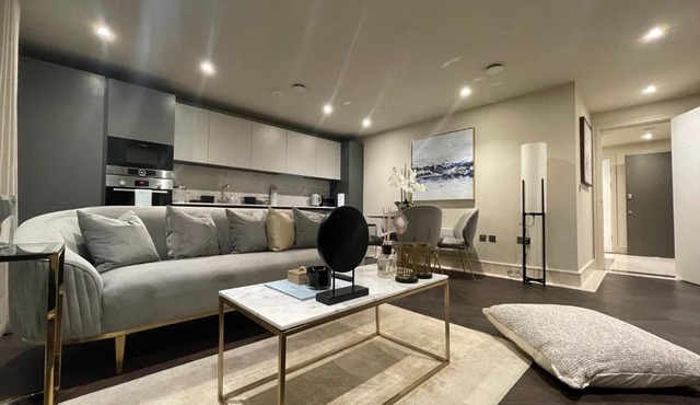 Sophisticated 1BR, 1 BA Chigwell Designer Flat CHCL F2