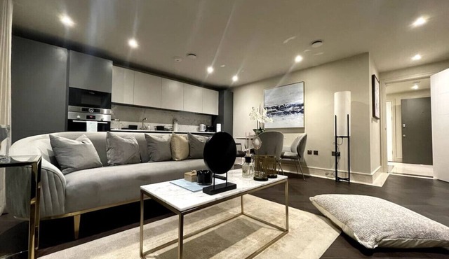 Sophisticated 1BR, 1 BA Chigwell Designer Flat