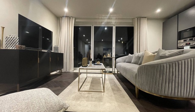 Sophisticated 1BR, 1BA Chigwell Designer Flat