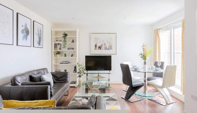 Sophisticated 2 Bed Flat with Balcony in Acton