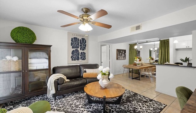 Sophisticated 2BR by TAMU - King bed - Washer & Dryer