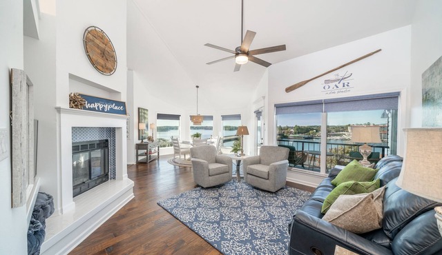 Sophisticated 2BR Lake Condo "The Oar" with open channel views of Lake Hamilton