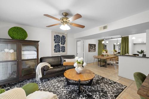 Sophisticated 2BR 2BA by TAMU, King Bed, Washer & Dryer, Smart TV