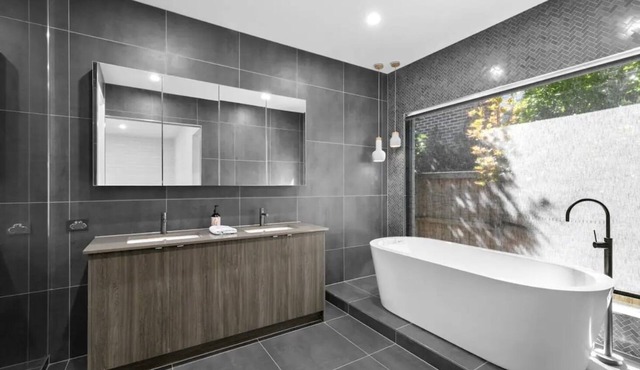 Sophisticated Abode nnLuxurious and contemporary home just 10 mins to the beach