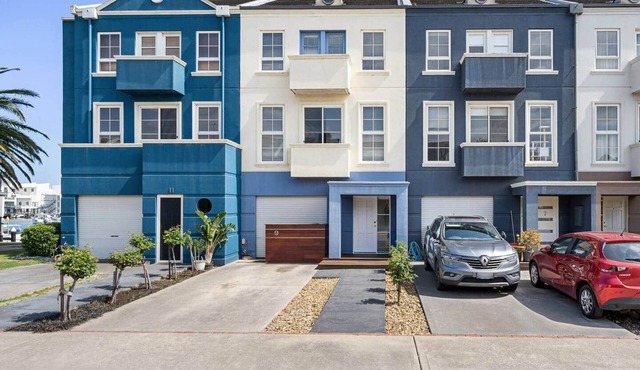 Sophisticated Waterfront Haven Views & Parking