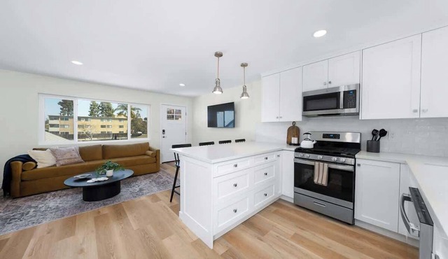 Sophisticated Comfort 2BR Condo w/Parking