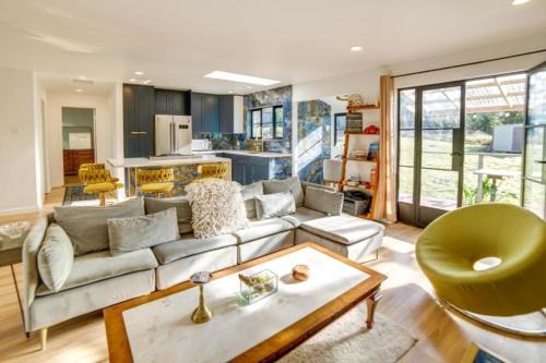 Sophisticated Country Home Steps from the Lake