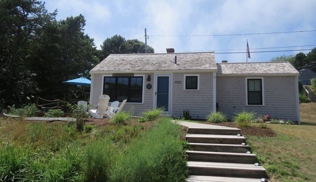 Sophisticated decor with an amazing use of space throughout this two bedroom (1 king and 2 twins) cottage.