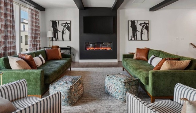 Sophisticated Escape with Scenic Rooftop – Minutes to Downtown Hotspots