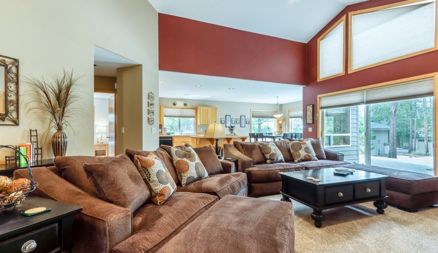 Sophisticated home with a private hot tub, pool table, bikes & SHARC Passes