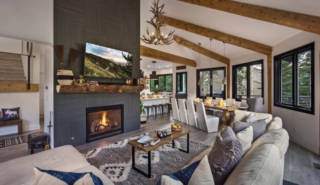 Sophisticated + Hot Tub + Close to Skiing - Chalet Inverness