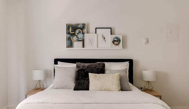 Sophisticated Long Beach Suite with Patio Dining and Parking NRP21-00185