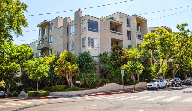 Sophisticated one bedroom Pied a Terre in West Hollywood's Norma Triangle