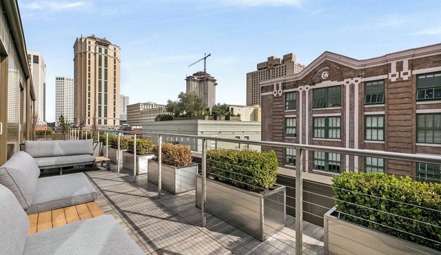 🎺SOPHISTICATED SOUTHERN PENTHOUSE DOWNTOWN CONDO! Large Living Area + Spacious Private Terrace!