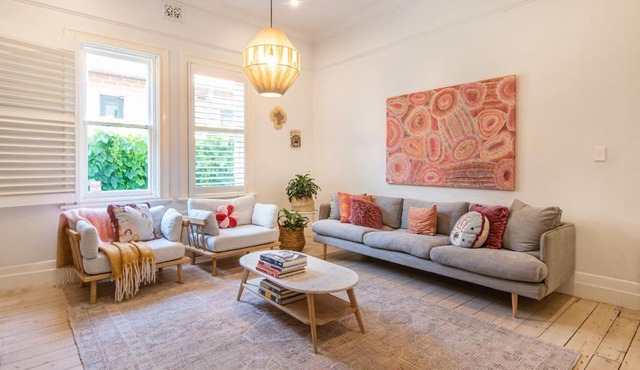 Sophisticated Style in Elwood walk to the beach